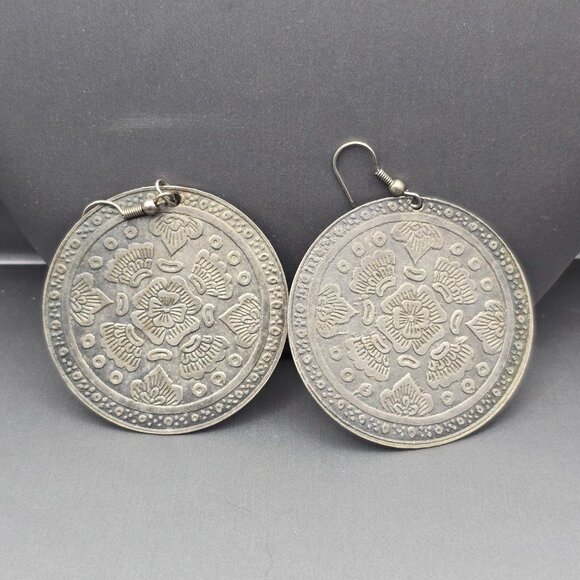 VTG Bohemian Round Drop Earrings 2.5" Silver Tone Etched Floral Mandala Design - Picture 2 of 7